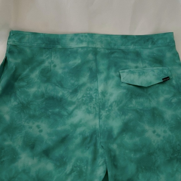 VEECE~Board Shorts / Stretch / Like New - Picture 13 of 15